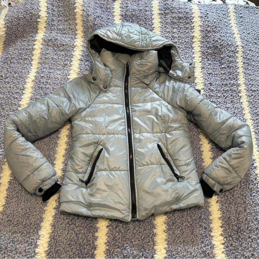 cute light blue coat
brand coffee shop new york
size medium